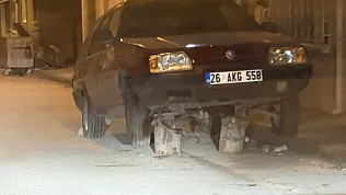 Sokak Ortasonda Kütükler Üzerine Bırakılan Araç Dikkat Çekti