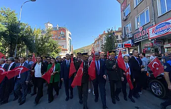 104'üncü Yıl Yürüyüşünde Renkli Görüntüler