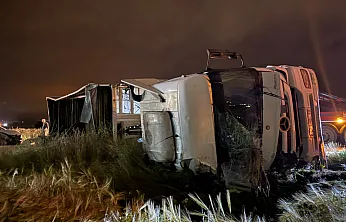 20 Ton Mısır Yola Saçıldı: 4 Yaralı