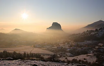 Afyon'da Görsel Şölen: Karahisar Kalesi Sislerle Kaplandı