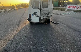 Afyon'da İki Araç Çarpıştı: 6 Kişi Yaralandı