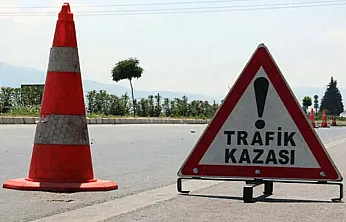 Afyon'da İki Otomobil Birbirine Girdi: 3 Yaralı
