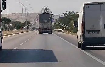 Afyon'da Kamyon Dehşeti! Açık Damper Levhaları Devirdi