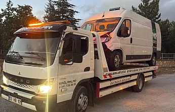 Afyon'da Kamyonet ile Otomobil Çarpıştı: 3 Yaralı