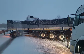 Afyon'da Kar Yolları Kapattı, Ekipler Çalışıyor