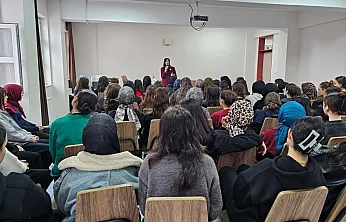 Afyon'da Kız Öğrencilere 'Örnek Ahlak' Semineri Verildi