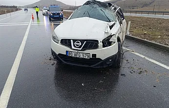 Afyon'da Kontrolden Çıkan Araç Takla Attı: 3 Yaralı