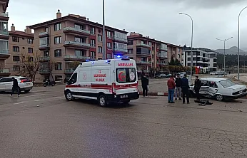 Afyon'da Kontrolden Çıkan Otomobil Zincirleme Kazaya Neden Oldu