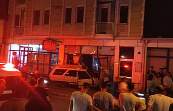 Afyon'da Korkutan Kaza! Otomobil Markete Girdi