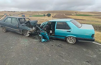 Afyon'da Korkutan Kaza! Otomobiller Kafa Kafaya Çarpıştı