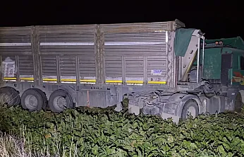 Afyon'da Korkutan Kaza! Tır Kontrolden Çıkıp Tarlaya Girdi