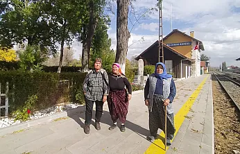 Afyon'da Köyde Ekmek Krizi: Haftada Bir Gelen Bakkalı Bekliyorlar!