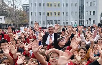 Afyon'da Milli Eğitim Müdürü'ne Öğrencilerden Sevgi Seli