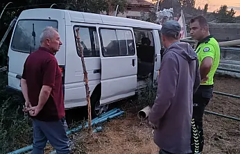 Afyon'da Minibüs Bahçeye Uçtu! Alevlere Ev Sahipleri Müdahale Etti
