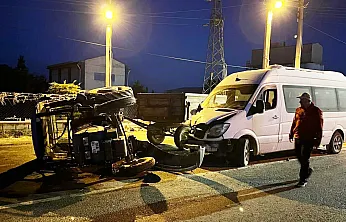 Afyon'da Minibüs ile Traktör Çarpıştı: 6 Yaralı