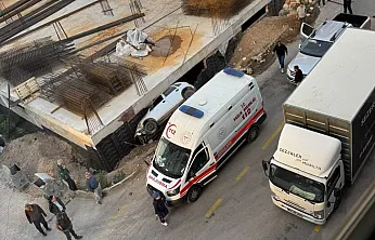 Afyon'da Otomobil İnşaatın Temeline Düştü