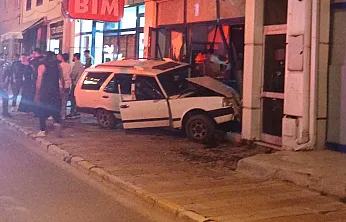 Afyon'da Otomobil Markete Daldı! O Anlar Kamerada