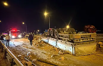 Afyon'da TIR ile Araçlar Çarpıştı, TIR Devrildi, Yol Kapalı, Yaralılar Var