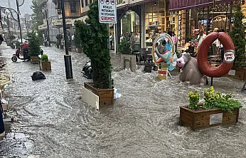 Afyon'da Uzun Çarşı'yı Sel Bastı! Her Yer Göle Döndü