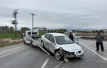 Emirdağ'da Trafik Kazası! Otomobil Refüje Girdi