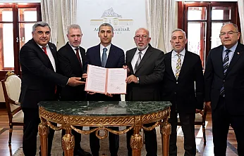 Afyon, Hayırseverler Sayesinde Bir Okul Daha Kazanıyor