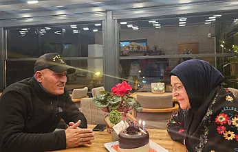 Afyon Vilayet Çay Bahçesi'nde İlk Kutlama Gazeteciden