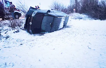 Afyonkarahisar'da Buzlanan Yolda Minibüs Şarampole Devrildi: 5 Yaralı