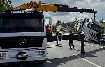 Afyonkarahisar'da Eşya Yüklü Tır Refüje Yan Yattı