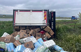Afyonkarahisar'da Kamyon Şarampole Devrildi: 2 Yaralı