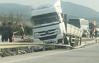 Afyonkarahisar'da Kontrolden Çıkan Tır Bariyerlere Çarptı
