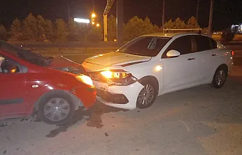 Afyonkarahisar'da Korkutan Kaza: Otomobil Polis Aracına Çarptı