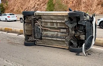 Afyonkarahisar'da Korkutan Kaza! Devrilen Otomobilden Burnu Bile Kanamadan Çıktı