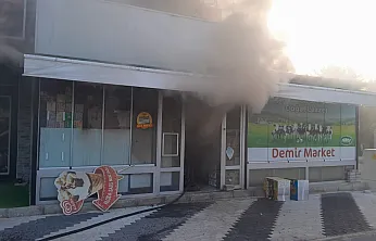 Afyonkarahisar'da Markette Yangın Çıktı, Ekipler Müdahale Etti