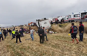 Afyonkarahisar'da Midibüs Şarampole Devrildi: 25 Kişi Yaralandı