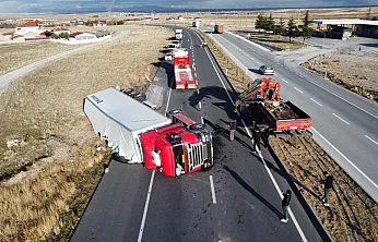 Afyonkarahisar'da Tır Devrildi: 20 Ton Meyve Yola Saçıldı