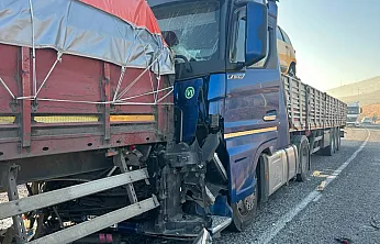 Afyonkarahisar'da Tır Tırla Çarpıştı