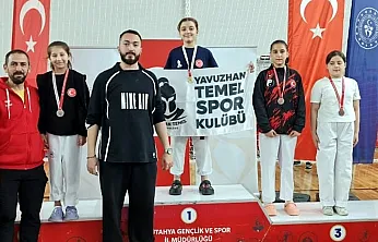 Afyonkarahisar'ın Genç Taekwondo Sporcuları Nuray Can ve Havva Nisa Sarı'dan Gümüş Madalya