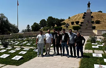 Afyonlu Öğrencilerden Şehitlere Vefa: 510 Mezar Taşını Yenilediler