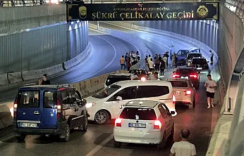 Alt Geçitte Zincirleme Kaza: 2 Kişi Yaralandı, Yol Kapandı
