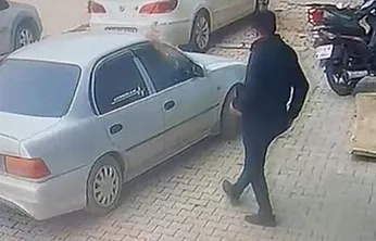 Balkondan Düşen Saksı Az Kalsın Faciaya Neden Olacaktı