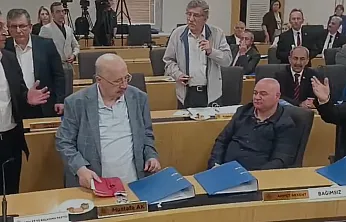 Belediye Meclisi'nde Konuşma İzni Verilmedi, Belediye Girişinde Açıklama Yaptı