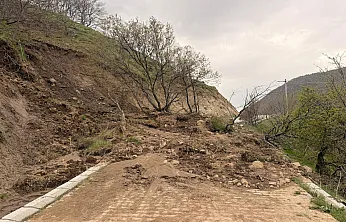Bolvadin'de Heyelan Nedeniyle Yol Trafiğe Kapandı