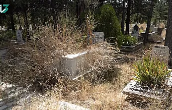 Bolvadin'de Mezarlıklar Bakım Bekliyor