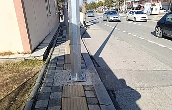 Bu Kadarı da Olmaz: Engelli Yoluna Elektrik Direği Dikildi