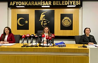 Burcu Köksal'dan Zeybek Dönemine Gönderme: Yılanların Arasına Yollandı!