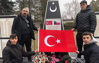 Çekya'daki Türk Şehitliğini Ziyaret Edip Bayrak Açtılar