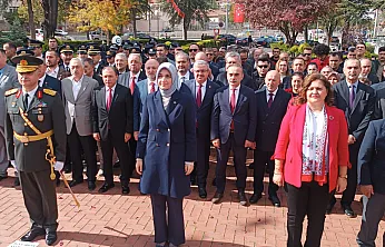 Cumhuriyetin 102. Yılında Çelenkler Sunuldu