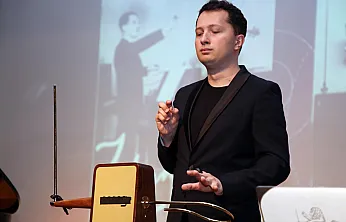 Dedesi İcat Etti, Kendisi Konser Verdi