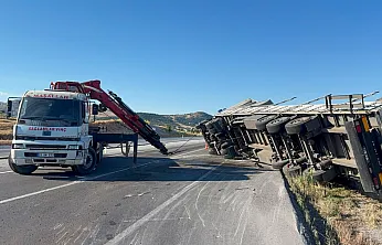 Devrilen Tırın Sürücüsü Yaralandı