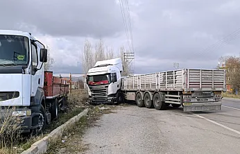 Direksiyon Hâkimiyetini Kaybeden Tır Önündeki Araca Çarptı